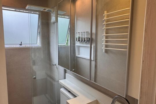 Banheiro da Suíte de casa de condomínio para alugar com 2 quartos, 75m² em Caiapia, Cotia