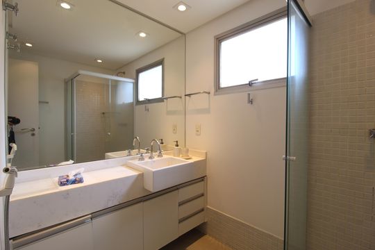 Banheiro de apartamento para alugar com 1 quarto, 75m² em Itaim Bibi, São Paulo