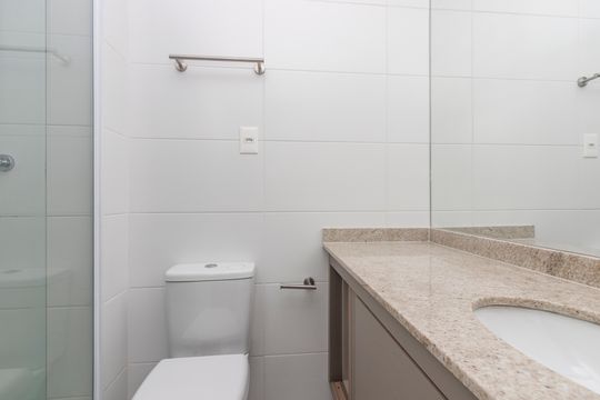 Banheiro de kitnet/studio para alugar com 1 quarto, 32m² em Jardim das Acacias, São Paulo