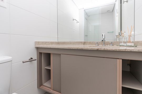 Banheiro de kitnet/studio para alugar com 1 quarto, 32m² em Jardim das Acacias, São Paulo