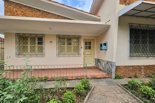 Fachada de casa para alugar com 6 quartos, 181m² em Serra, Belo Horizonte