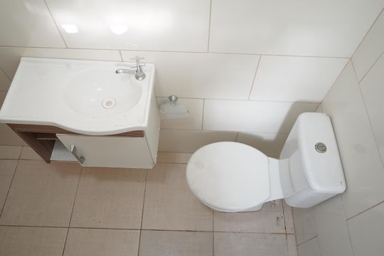 Banheiro de casa para alugar com 2 quartos, 70m² em Chácara Seis de Outubro, São Paulo