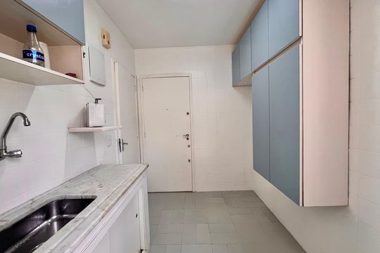 Cozinha de apartamento para alugar com 2 quartos, 66m² em Copacabana, Rio de Janeiro