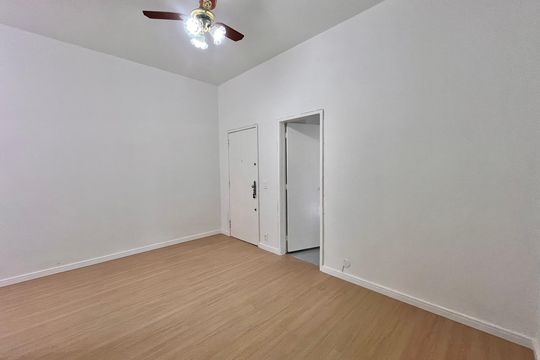 Sala  de apartamento para alugar com 2 quartos, 66m² em Copacabana, Rio de Janeiro