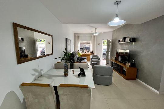 Sala de casa de condomínio à venda com 3 quartos, 144m² em Taquara, Rio de Janeiro