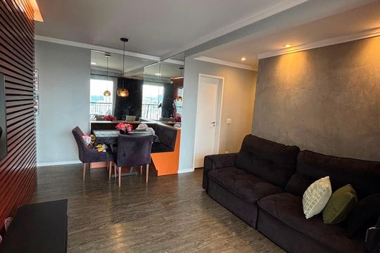 Sala de apartamento à venda com 2 quartos, 76m² em Jardim Tupanci, Barueri