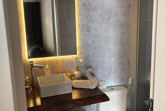 Banheiro 1 de apartamento à venda com 2 quartos, 76m² em Jardim Tupanci, Barueri