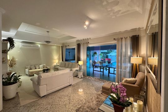 Sala de casa de condomínio para alugar com 5 quartos, 570m² em Barra da Tijuca, Rio de Janeiro