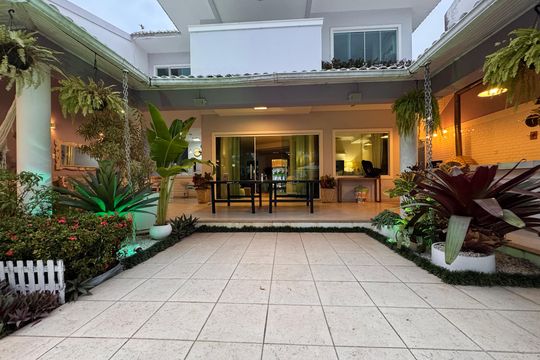 Área externa de casa de condomínio para alugar com 5 quartos, 570m² em Barra da Tijuca, Rio de Janeiro