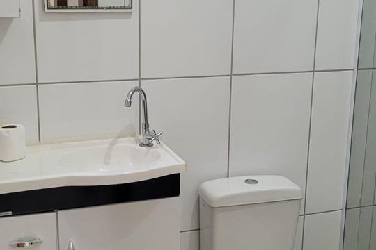Banheiro 1 de casa à venda com 2 quartos, 150m² em Parque Residencial Sabiás, Indaiatuba