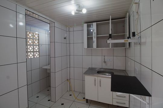 Cozinha de apartamento para alugar com 2 quartos, 47m² em Barreirinha, Curitiba