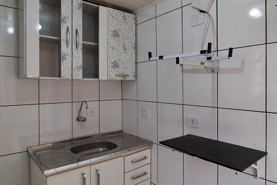 Cozinha de apartamento para alugar com 2 quartos, 47m² em Barreirinha, Curitiba