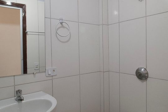 Banheiro de apartamento para alugar com 2 quartos, 47m² em Barreirinha, Curitiba