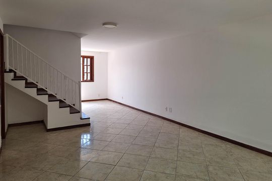 Sala de casa para alugar com 3 quartos, 150m² em Maria Paula, Niterói