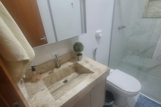 Banheiro social de apartamento à venda com 3 quartos, 96m² em Jardim Atlantico, Goiânia