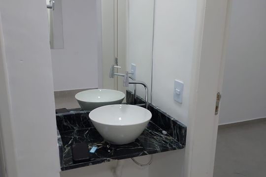 Banheiro de apartamento para alugar com 2 quartos, 47m² em Jardim Sandra, Cotia