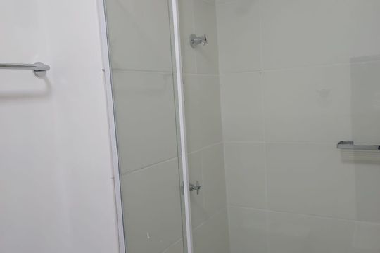 Banheiro de apartamento para alugar com 2 quartos, 47m² em Jardim Sandra, Cotia