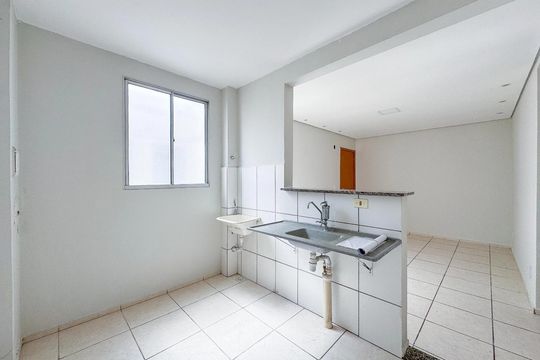 Cozinha de apartamento para alugar com 2 quartos, 44m² em Califórnia, Contagem