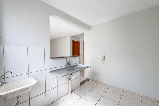 Cozinha de apartamento para alugar com 2 quartos, 44m² em Califórnia, Contagem