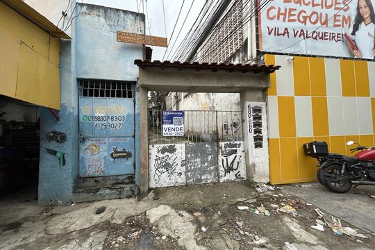 Fachada + placa de casa à venda com 1 quarto, 100m² em Vila Valqueire, Rio de Janeiro