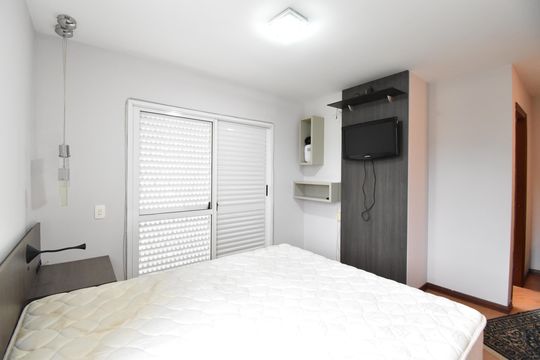 Suíte de casa de condomínio à venda com 3 quartos, 320m² em Santa Felicidade, Curitiba