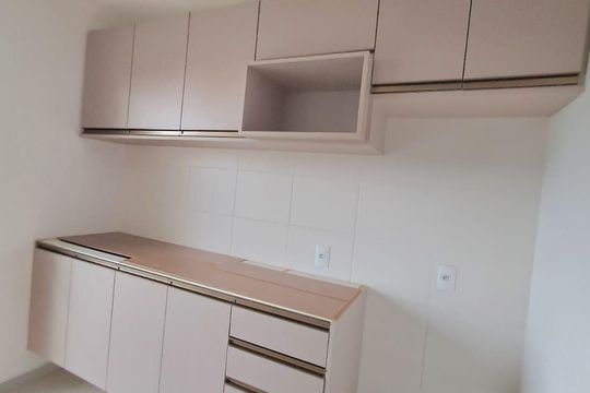 Cozinha de apartamento à venda com 2 quartos, 69m² em Parolin, Curitiba
