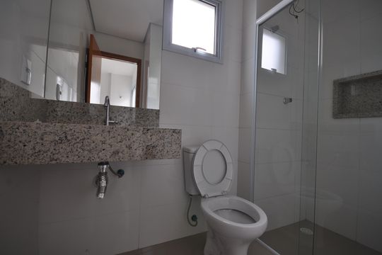 Banheiro de apartamento para alugar com 2 quartos, 43m² em Parque Casa de Pedra, São Paulo