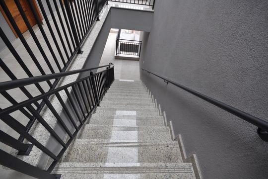 Escada de acesso à unidade de apartamento para alugar com 2 quartos, 43m² em Parque Casa de Pedra, São Paulo