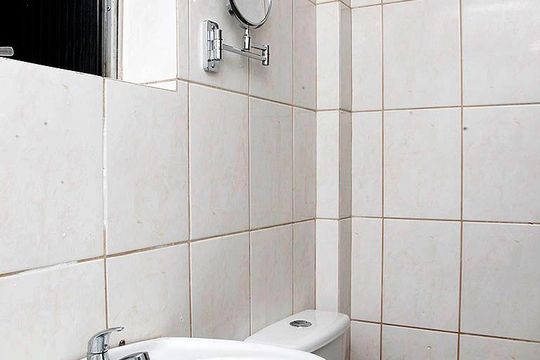 Banheiro de apartamento à venda com 1 quarto, 26m² em Menino Deus, Porto Alegre