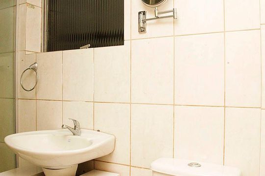 Banheiro de apartamento à venda com 1 quarto, 26m² em Menino Deus, Porto Alegre