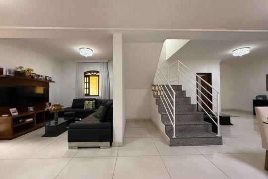 Casa à venda com 4 quartos, 550m² em Copacabana, Belo Horizonte