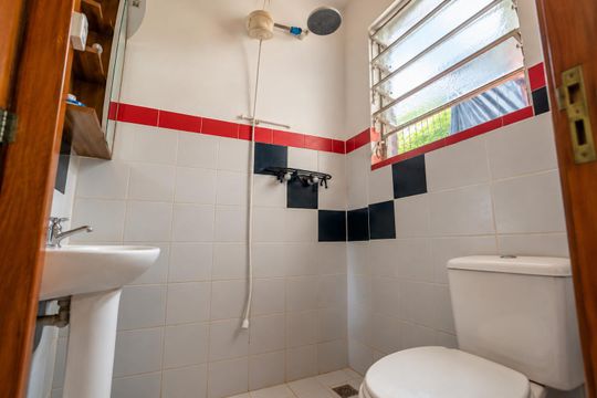 Banheiro da suíte 2 de casa de condomínio para alugar com 2 quartos, 350m² em Tristeza, Porto Alegre