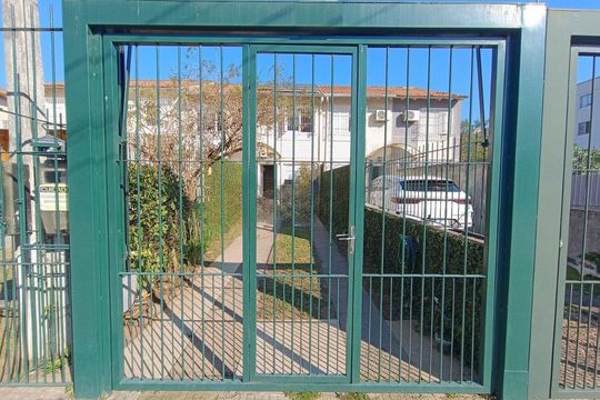 Fachada de casa à venda com 2 quartos, 135m² em Jardim Dona Leopoldina, Porto Alegre