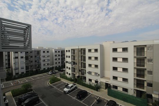 Sala - Vista de apartamento para alugar com 2 quartos, 45m² em Barra Olímpica, Rio de Janeiro