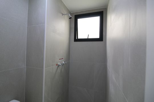 Banheiro de apartamento para alugar com 2 quartos, 45m² em Barra Olímpica, Rio de Janeiro