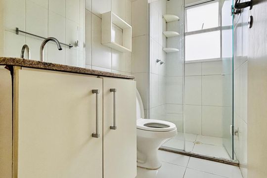 Banheiro da Suíte de apartamento para alugar com 2 quartos, 65m² em Alphaville Industrial, Barueri