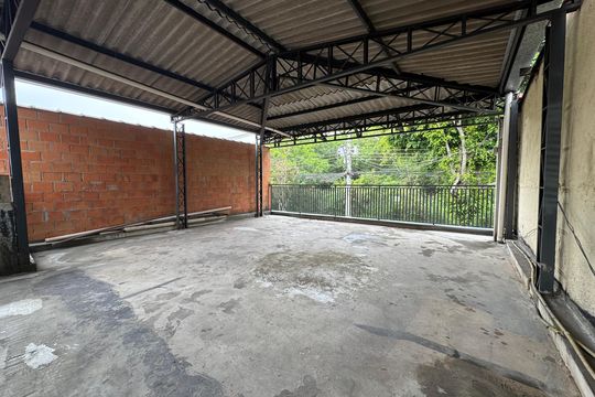 Varanda/Quintal de casa para alugar com 2 quartos, 500m² em Quitaúna, Osasco