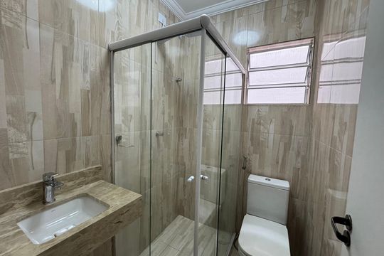 Banheiro de casa para alugar com 2 quartos, 500m² em Quitaúna, Osasco