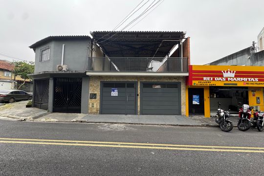 Fachada com PLACA GRANDE de casa para alugar com 2 quartos, 500m² em Quitaúna, Osasco