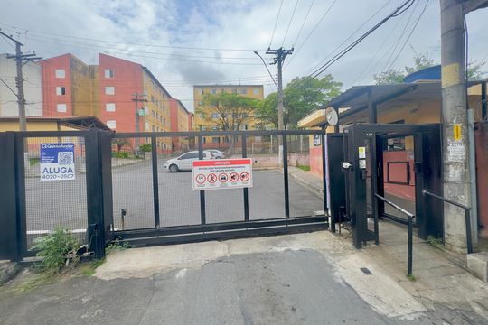 Placa instalada na fachada do imóvel de apartamento para alugar com 2 quartos, 56m² em Jardim Silvestre, Guarulhos