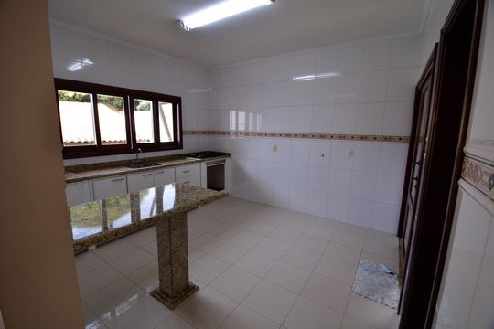 Cozinha de casa de condomínio à venda com 4 quartos, 240m² em Conjunto Habitacional Vila Santana (sousas), Campinas
