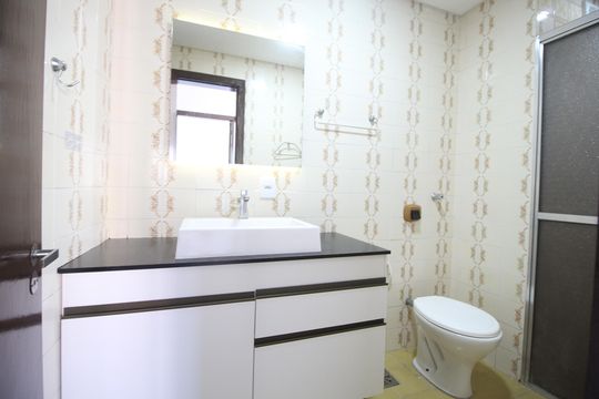 Banheiro de apartamento para alugar com 3 quartos, 70m² em Vila Jardim, Porto Alegre