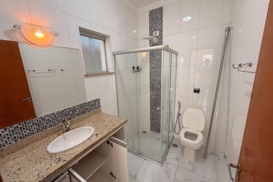 Banheiro suíte 1 de casa de condomínio para alugar com 3 quartos, 221m² em Loteamento Sao Francisco, Piracicaba