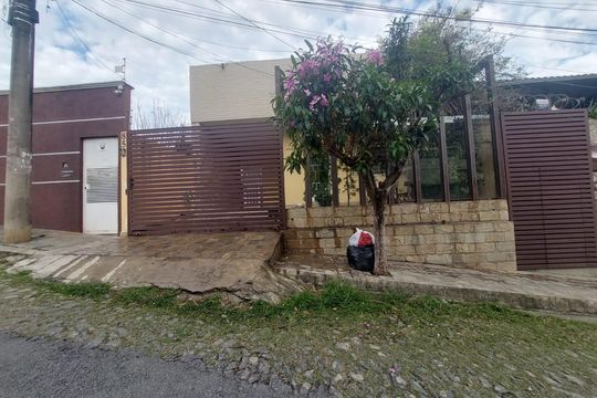 Fachada de casa à venda com 5 quartos, 341m² em Carlos Prates, Belo Horizonte