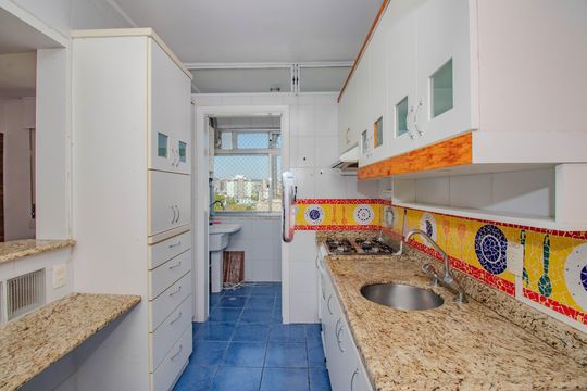 Cozinha e Área de Serviço de apartamento para alugar com 2 quartos, 63m² em Santa Cecília, Porto Alegre