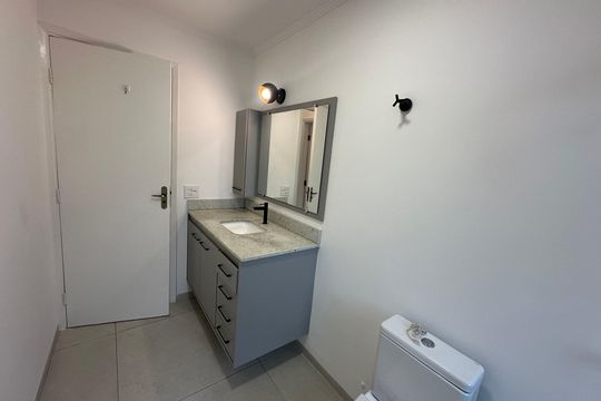Banheiro de apartamento para alugar com 1 quarto, 52m² em Itararé, São Vicente