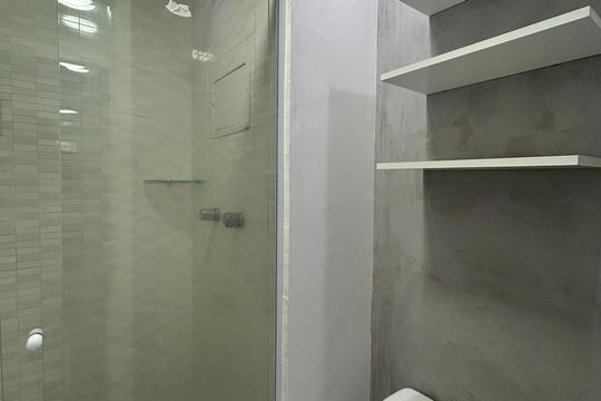 Banheiro  de apartamento à venda com 1 quarto, 50m² em Campo Belo, São Paulo