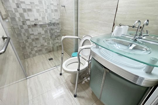Banheiro de apartamento à venda com 2 quartos, 54m² em Vila Aquilino, Santo André