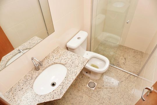 Banheiro Social de apartamento à venda com 3 quartos, 71m² em Ana Lúcia, Belo Horizonte
