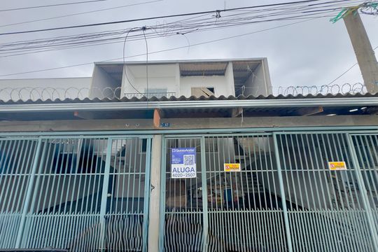 Placa instalada na fachada do imóvel  de casa para alugar com 2 quartos, 65m² em Jardim Scyntila, Guarulhos